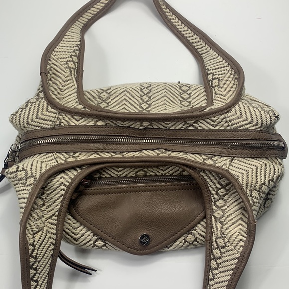 Vera Wang Simply Vera Hobo Shoulder Bag Purse - Picture 3 of 10